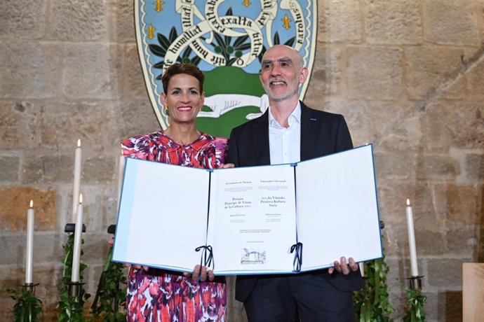 La presidenta María Chivite entrega el Premio Príncipe de Viana al dramaturgo Alfredo Sanzol