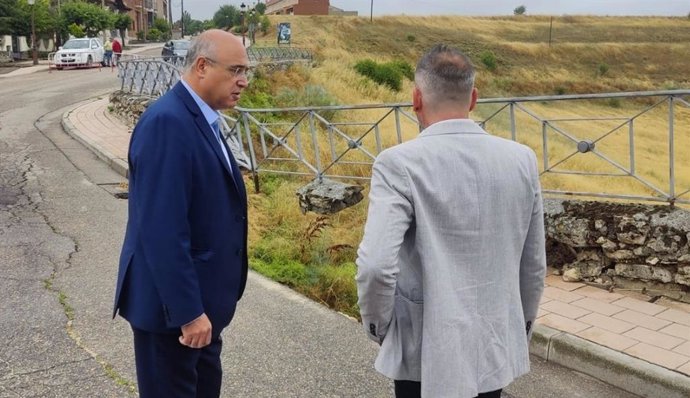 El subdelegado del Gobierno en Valladolid, Jacinto Canales, y el alcalde de Portillo, Juan Antonio Esteban, compruban los daños causados por las intensas lluvias de las últimas horas