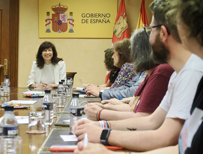 La ministra de Igualdad, Ana Redondo, acompañada del delegado de gobierno en Castilla y León, Nicanor Sen, se reúne con representantes del colectivo LGTBI de Castilla y León.