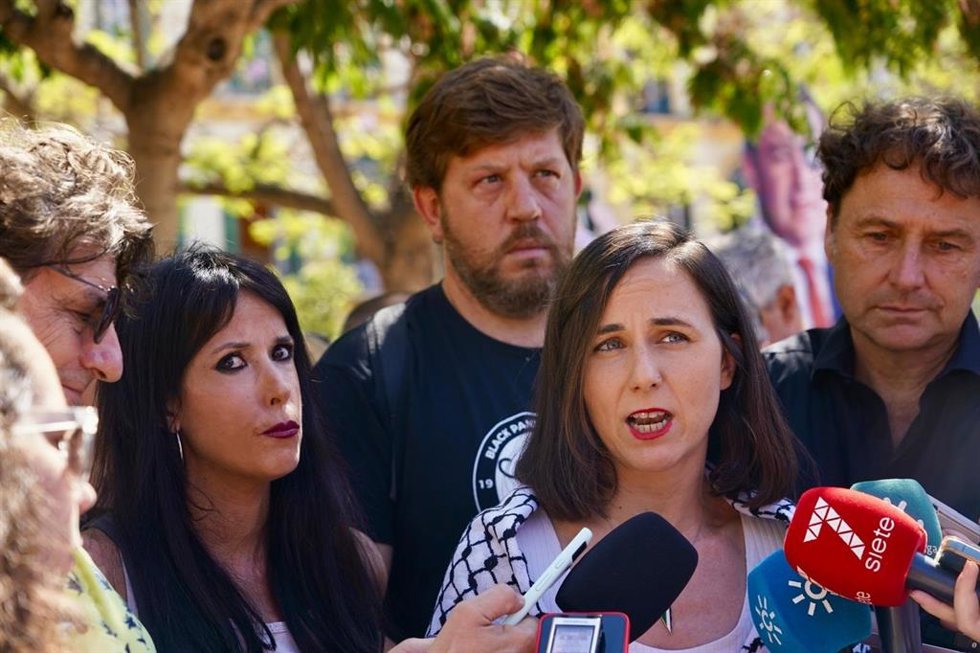 La secretaria general y diputada de Podemos, Ione Belarra, (centro), junto a la secretaria general de Podemos Andalucía, Martina Velarde.