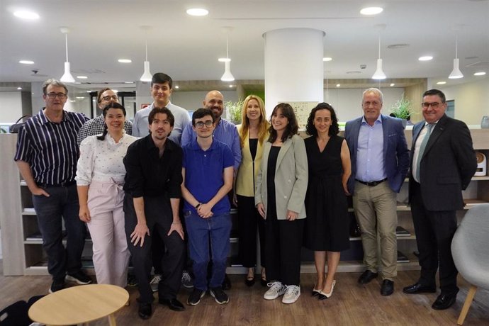 La directora del SEF, Marisa López, junto a los participantes del curso de tecnología ‘Salesforce’.