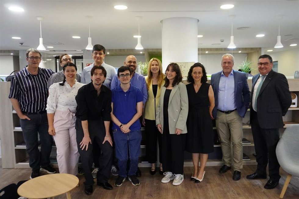 La directora del SEF, Marisa López, junto a los participantes del curso de tecnología Salesforce.