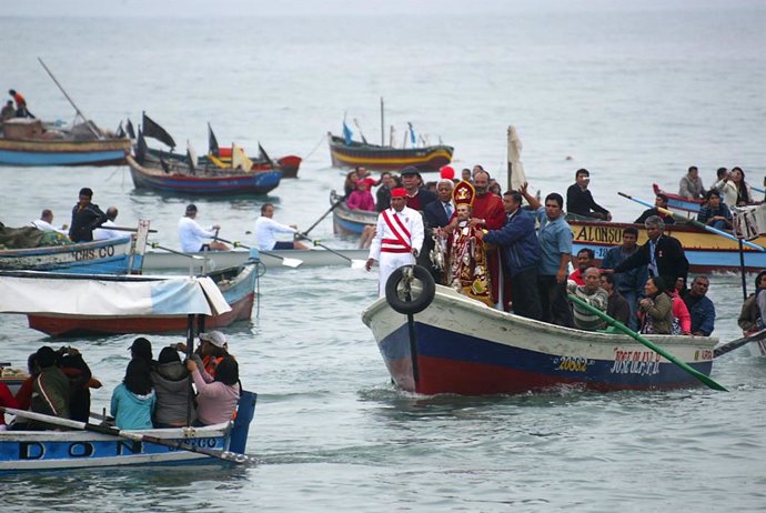 Pescadores de Chorrillos sacan a la mar imagen de su patrón San Pedro, con el objetivo de bendecir la pesca y proteger a los hombres de mar durante sus actividades.