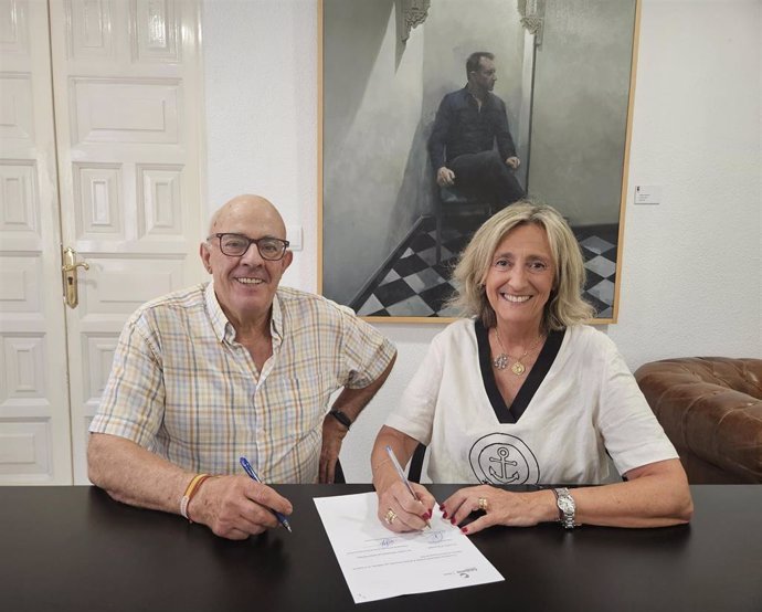 La alcaldesa de Calahorra, Mónica Arceiz, y el presidente de la Sociedad Cooperativa ‘Santos Mártires’, José Manuel Ruiz, firman el acuerdo