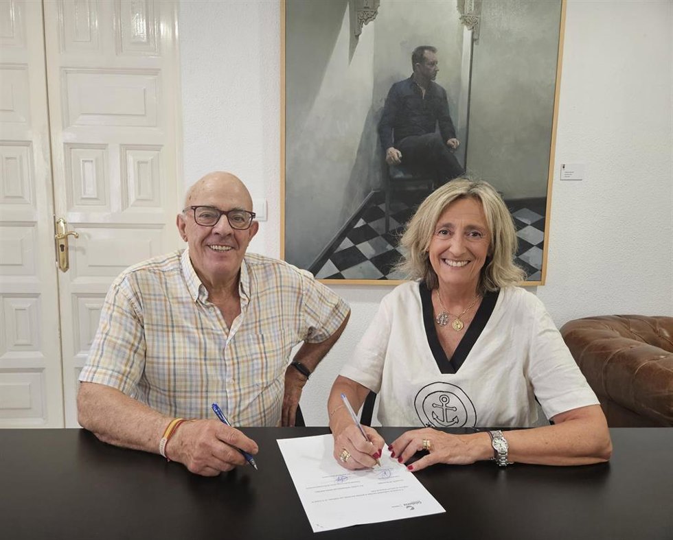 La alcaldesa de Calahorra, Mónica Arceiz, y el presidente de la Sociedad Cooperativa Santos Mártires, José Manuel Ruiz, firman el acuerdo