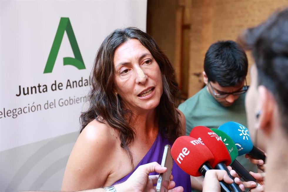 La consejera de Inclusión Social, Juventud, Familias e Igualdad, Loles López, atiende a los medios, en una imagen de archivo.