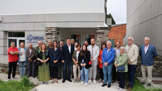 Protesta del PSdeG ante el centro de salud de Castro de Rei