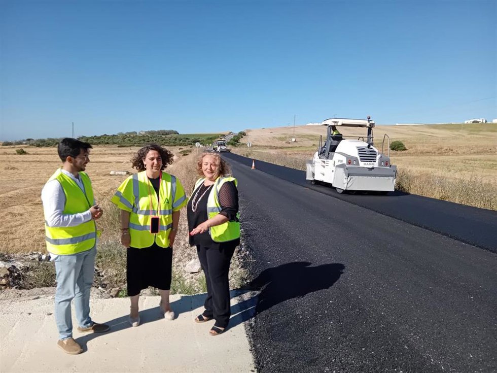 La delegada territorial de Fomento, Articulación del Territorio y Vivienda, Carmen Sánchez, durante su visita a las obras en la A-2232.