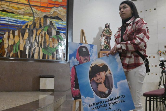 Archivo - January 17, 2024, Tijuana, Baja California, Mexico: Photographer Margarito Martinez Esquivel's daughter, Johana Martinez, puts up billboard images of her father in a church remembrance mass at the Metropolitan Cathedral of Tijuana, Mexicoâ€”near