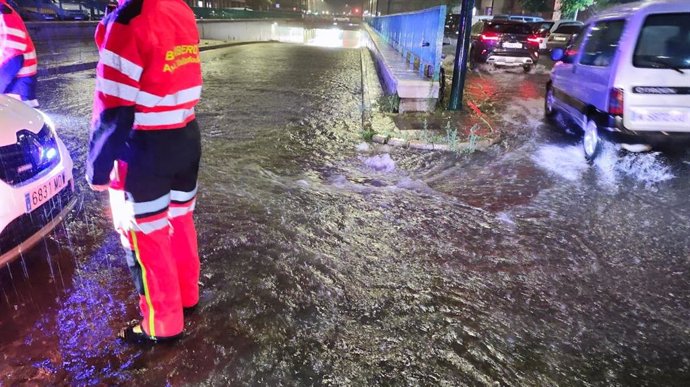 El túnel de San Isidro cortado en ambos sentidos por inundación en zona de calle Cigüeña en Valladolid