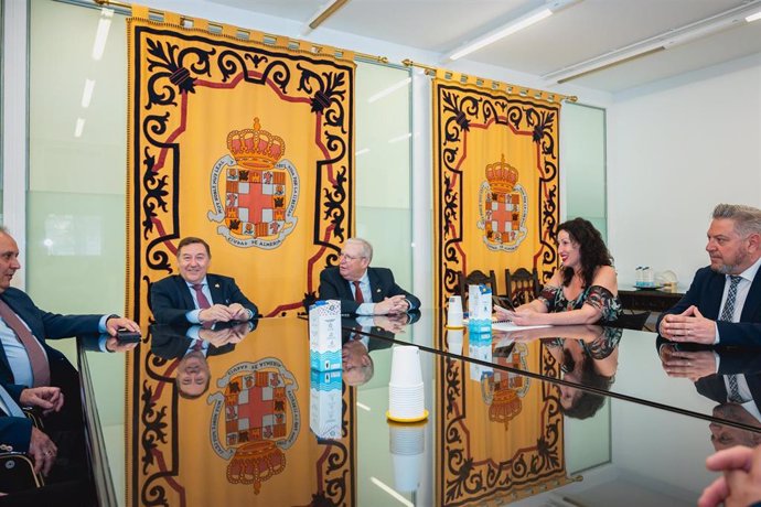 La alcaldesa de Almería, María del Mar Vázquez, y representantes de las hermandades de la Diócesis almeriense durante las charlas informativas celebradas en la Casa Sacerdotal San Juan de Ávila.
