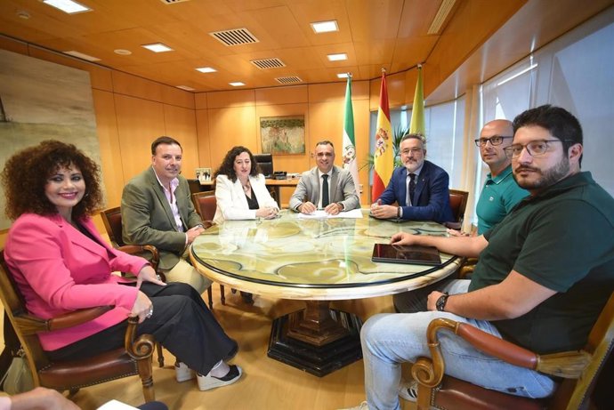 Representantes del Geoparque de Granada durante la reunión con miembros del proyecto de Geoparque transnacional de Huelva y el Alentejo.