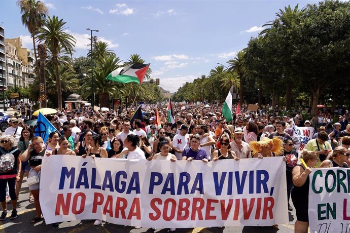 Miles de malagueños se manifestan por la dificultad de encontrar una vivienda para alquilar y vivir en Málaga.