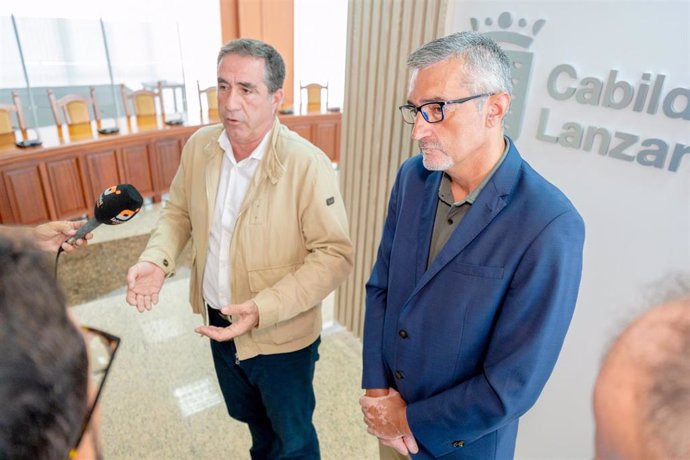 El consejero de Bienestar Social e Inclusión del Cabildo de Lanzarote, Marci Acuña, junto al viceconsejero de Bienestar Social de Canarias, Francisco Candil