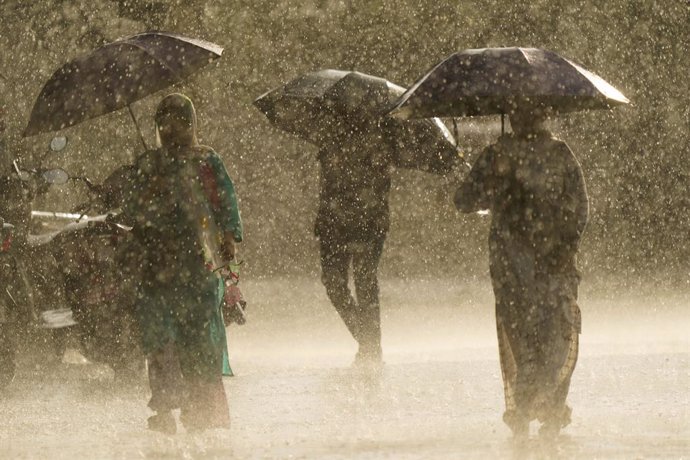 Archivo - September 16, 2023, Kathmandu, Nepal: People walk holding umbrellas during a sudden rainfall in Kathmandu, Nepal on Saturday, September 16, 2023.