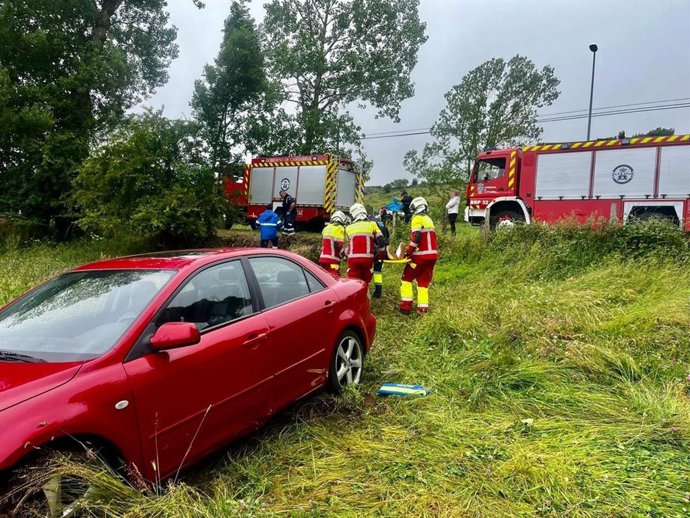 Un coche se sale de la vía en la CA-730.