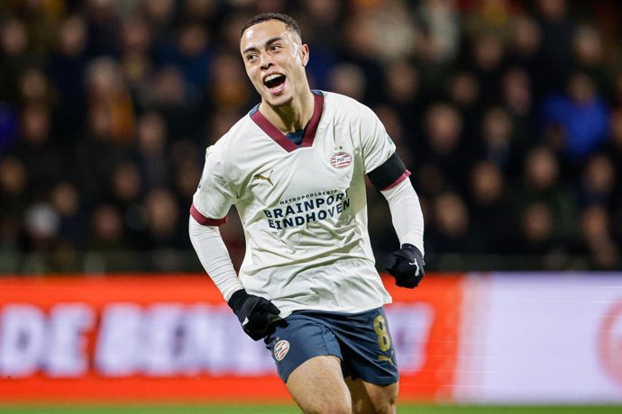 Archivo - Sergiño Dest of PSV celebrates his goal 0-1 during the Netherlands championship Eredivisie football match between Go Ahead Eagles and PSV on March 8, 2024 at De Adelaarshorst in Deventer, Netherlands - Photo Broer van den Boom / Orange Picture