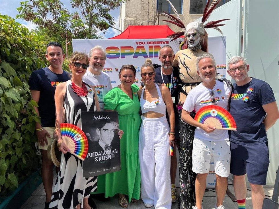 La alcaldesa de Torremolinos presenta en Tesalónica la candidatura de la localidad al Europride 2027.