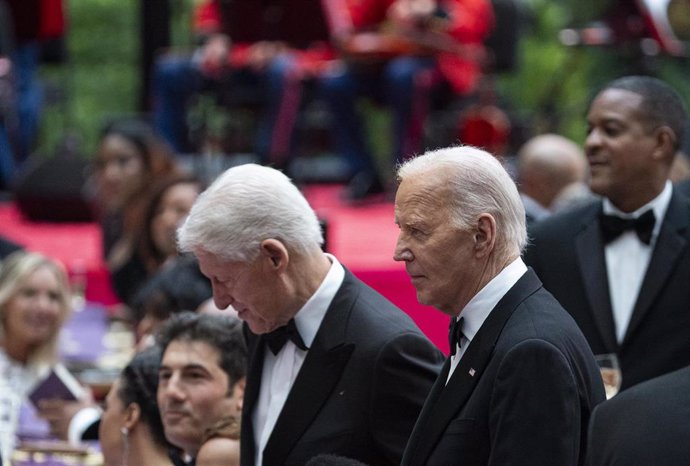 Archivo - Bill Clinton y Joe Biden