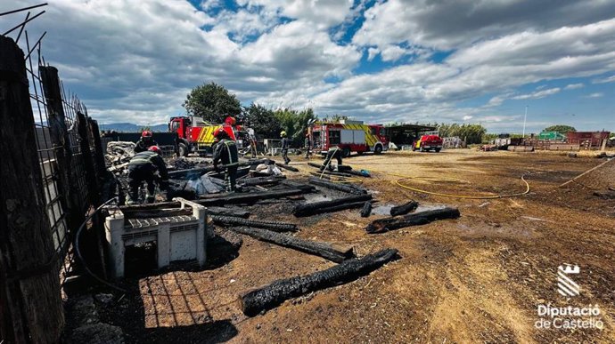 Extinguen un incendio en una instalación ganadera con caballos en Moncofa