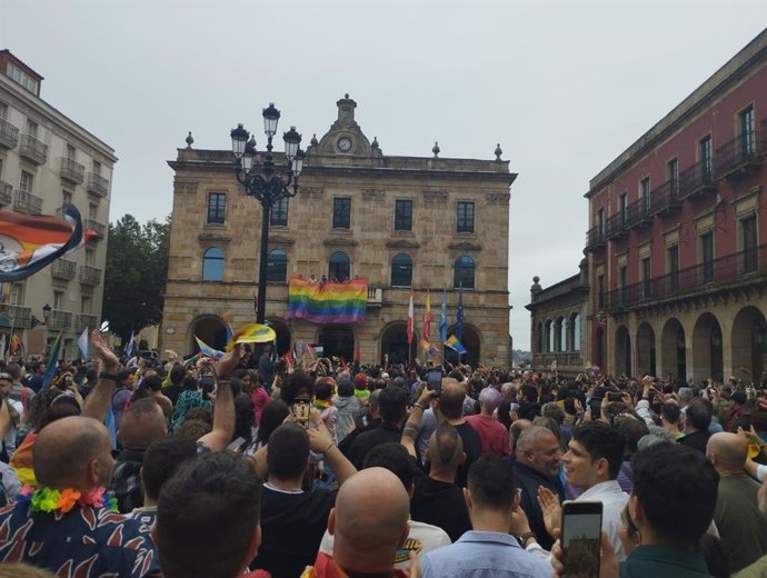 Plaza del Ayuntamiento de Gijón al término de la manifestación por la diversidad y los derechos LGTBI