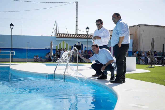 El presidente de la Diputación de Almería, Javier A. García, y el alcalde de Alcolea, Antonio Ocaña, en la inaguración de la piscina.