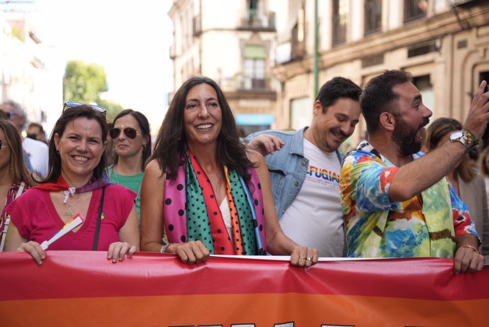 La consejera de Inclusión Social, Juventud, Familias e Igualdad, Loles López, en la Marcha del Orgullo de Sevilla