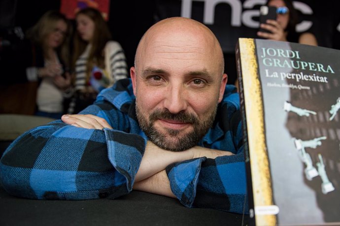 Archivo - Arxiu - Graupera en signar llibres en el Sant Jordi de 2023