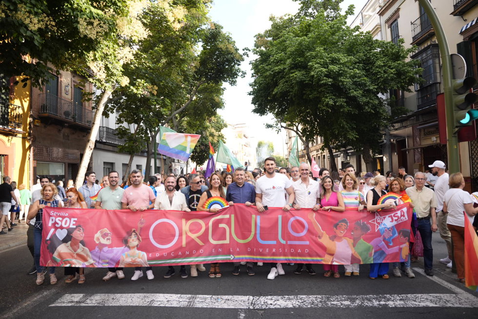 La portavoz del PSOE de Andalucía, María Márquez, y el secretario general del PSOE de Sevilla, Javier Fernández, en la Marcha del Orgullo de