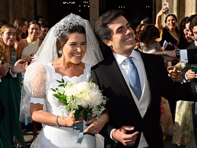 Natalia Santos Yanes y Esteban Rivas salen juntos de la iglesia tras celebrar su boda.