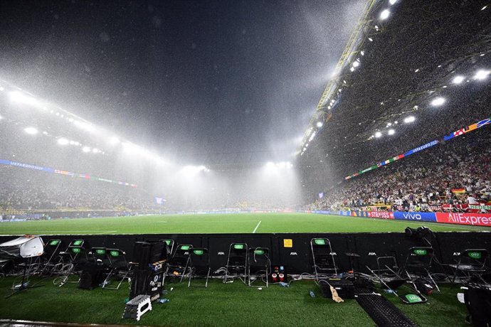 29 June 2024, North Rhine-Westphalia, Dortmund: Rain falls from the stadium roof onto the stands during the UEFA Euro 2024 round of 16 soccer match between Germany and Denmark at Dortmund stadium. Photo: Reau Alexis/L'EQUIPE via Belga/dpa