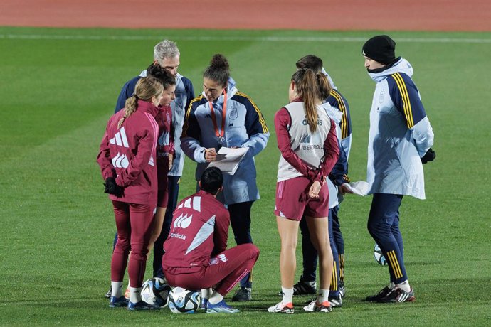 Archivo - Montse Tome, head coach, talks to her players during the training day of the Spanish Women Team at Ciudad de Futbol on november 27, 2023, in Las Rozas, Madrid, Spain.