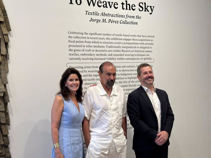 El coleccionista Jorge Pérez, en el centro, junto a esposa Darlene y el consejero de Cultura, Turismo y Deporte de la Comunidad de Madrid, Mariano de Paco.