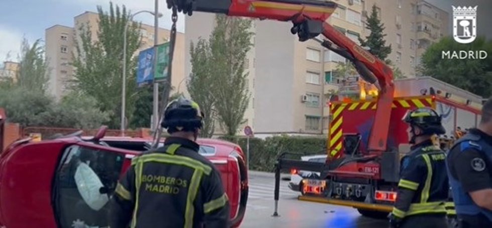 Dos accidentes de tráfico aparatosos con heridos leves en distrito Latina.