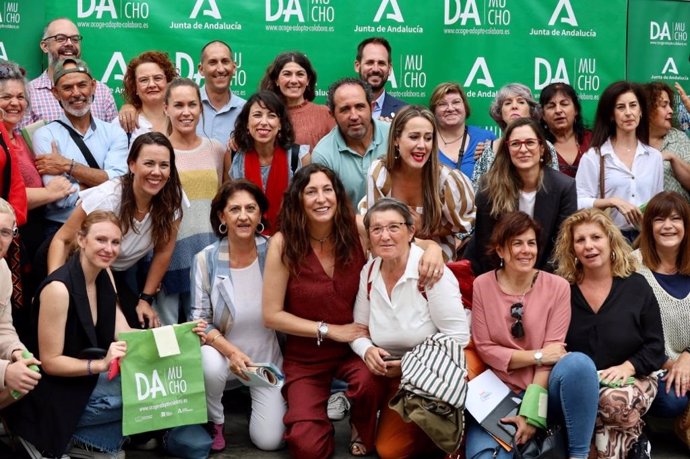 Archivo - Presentación en Huelva de la campaña 'Acoger, adoptar, colaborar, DA MUCHO' que busca animar a los andaluces a que se conviertan en familia de acogida para menores tutelados. (Foto de archivo).