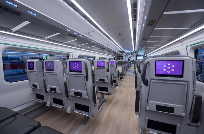 Archivo - Interior del tren de alta velocidad de la serie 106 de Renfe durante su primer viaje a A Coruña
