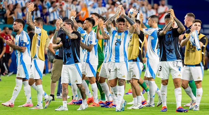 29 June 2024, US, Miami Gardens: Argentina players celebrate with their fans after the final whistle of the CONMEBOL Copa America 2024 Group D soccer match between Argentina and Peru at Hard Rock Stadium. Photo: Matias J. Ocner/TNS via ZUMA Press Wire/dpa