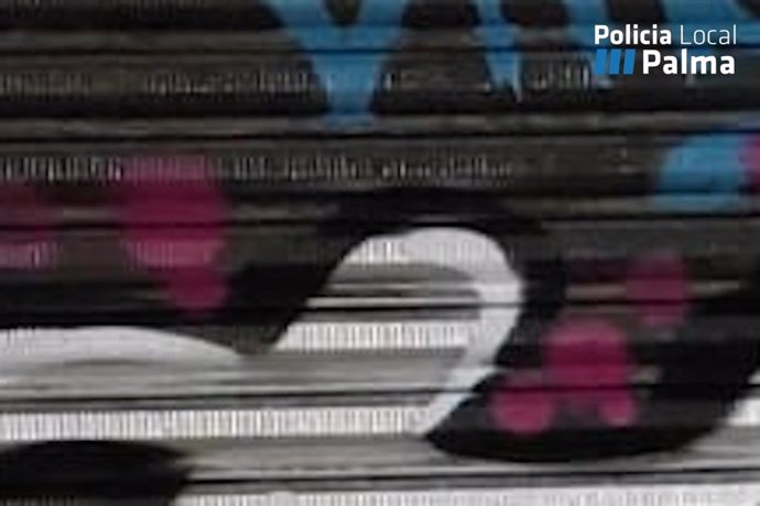 Pintadas vandálicas en comercios y mobiliario urbano de Palma