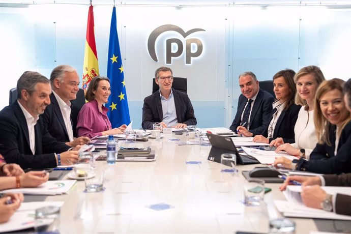 Archivo - El presidente del PP, Alberto Núñez Feijóo, preside la reunión del comité de dirección del PP un día después de las elecciones vascas de este domingo. En Madrid, a 22 de abril de 2024.