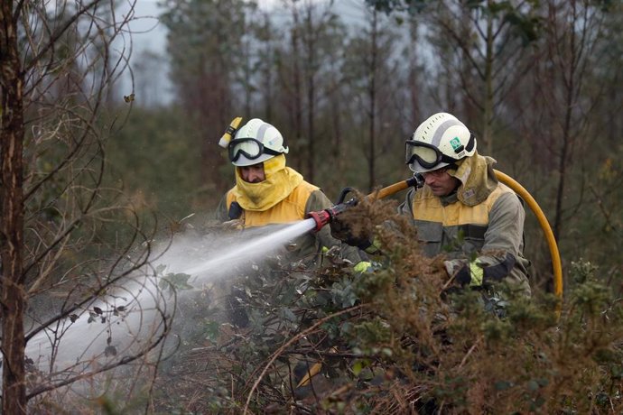 Archivo - Axentes dos equipos de bombeiros traballan no lugar do incendio, a 8 de febreiro de 2024, en Trabada, Lugo, Galicia (España). A Consellería de Medio Rural de Galicia informou dun incendio forestal activo no municipio lucense de Trabada que a