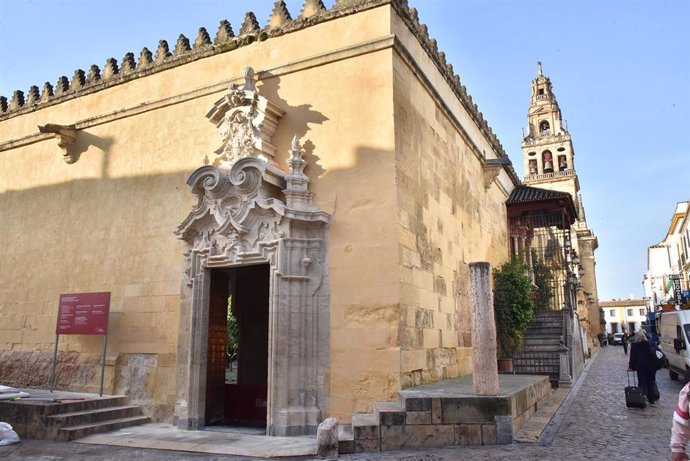 Archivo - La puerta de la Grada Redonda de la Mezquita-Catedral de Córdoba, recién restaurada.