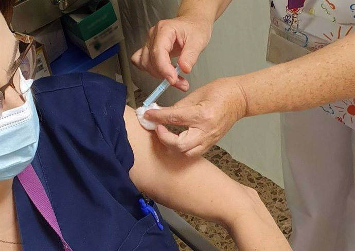 Imagen de un profesional sanitario administrando una vacuna a una persona.