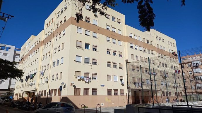 Archivo - Bloque de viviendas en la calle Alegría en Cádiz