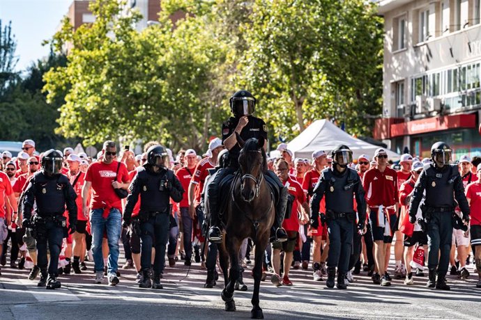 Archivo - Agentes de Policía en el Paseo de la Castellana de Madrid, antes de un partido de fútbol