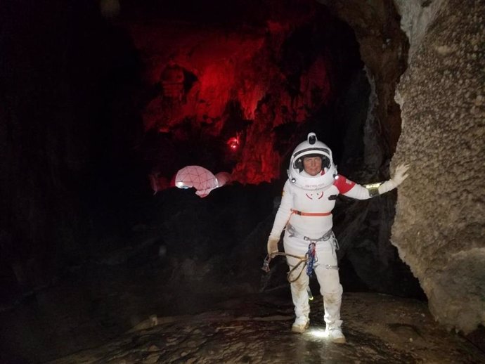 La astronauta análoga cordobesa Mariló Torres en la cueva de Astroland.