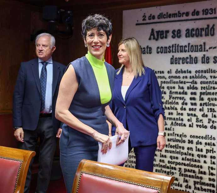 La ministra de Inclusión, Seguridad Social y Migraciones, Elma Saiz (c), a su llegada para comparecer ante la Comisión de Investigación sobre el ‘caso Koldo’, en el Senado, a 27 de junio de 2024, en Madrid (España). 