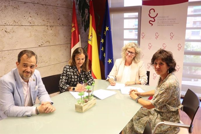 La directora general de Salud Pública, Laura Ruiz y la presidenta del Consejo de Colegios de Farmacéuticos de Castilla-La Mancha, Concepción Sánchez, han firmado un convenio de colaboración en materia de drogodependencias.