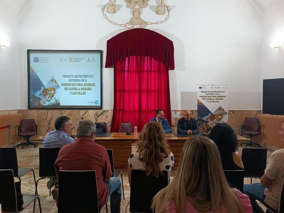 El diputado de Promoción y Turismo, Francisco Javier Lozano, ha presentado en las localidades de Orcera y Cazorla la Guía Digital de Recursos Gastroturísticos de Cazorla, Segura y Las Villas.