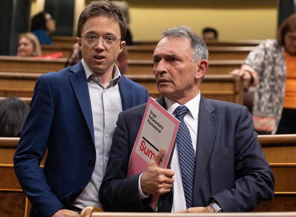 Archivo - El portavoz de Sumar en el Congreso, Iñigo Errejón (i), y el portavoz parlamentario de IU y diputado de Sumar, Enrique Santiago (d), durante una sesión plenaria en el Congreso de los Diputados, a 9 de abril de 2024, en Madrid (España).