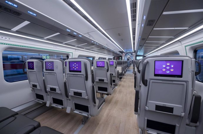 Archivo - Interior del tren de alta velocidad de la serie 106 durante su primer viaje a A Coruña, a 16 de mayo de 2024, en Madrid (España). Puente ha viajado en uno de los nuevos AVE S106 de Renfe. El tren viaja a 300 km/h hasta A Coruña y su puesta en se